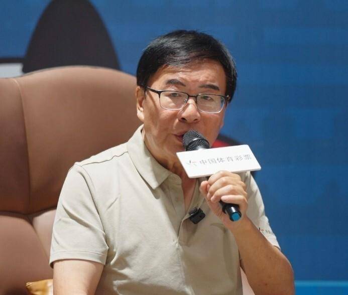 郑钦文夺冠，四大名嘴点评，赛后含泪拥抱里巴，打破中网20年尘封历史