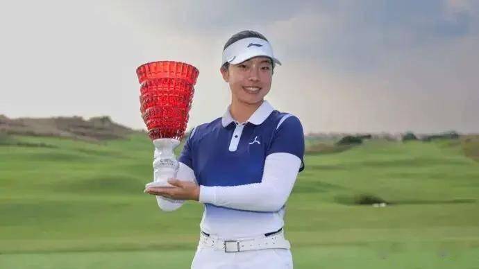 刘国梁女儿刘宇婕夺中国女子高尔夫公开赛冠军 成20年来首位业余冠军