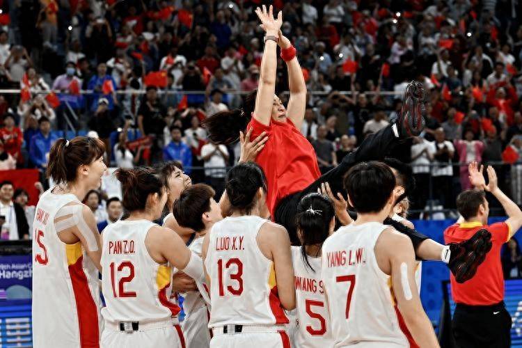 10月中国女篮喜讯不断！三大名将李梦、李月汝、韩旭，动向各不同