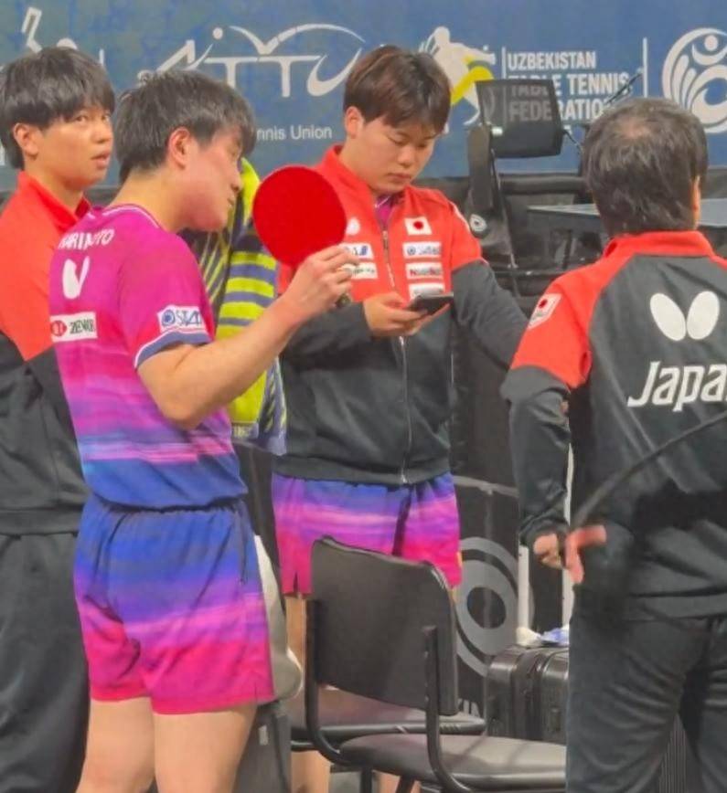日本男团1-3输韩国,松岛辉空出局后低头玩手机,无视赛后复盘