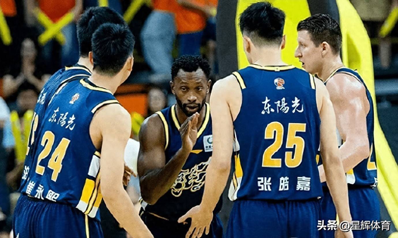 不满状态！广东两将昨晚深夜加练 胡明轩理疗到凌晨 备战粤沪大战