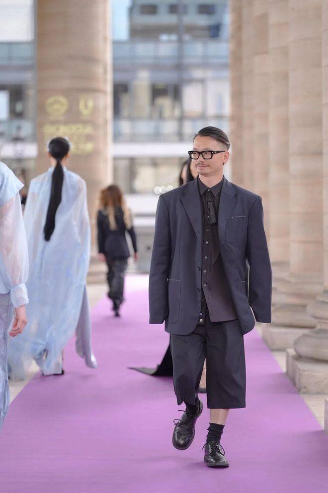 唯怡巴黎时装周:VOGUE对话陈都灵,演绎天然美的真实瞬间(图20) 唯怡巴黎时装周:VOGUE对话陈都灵,演绎天然美的真实瞬间(图20)