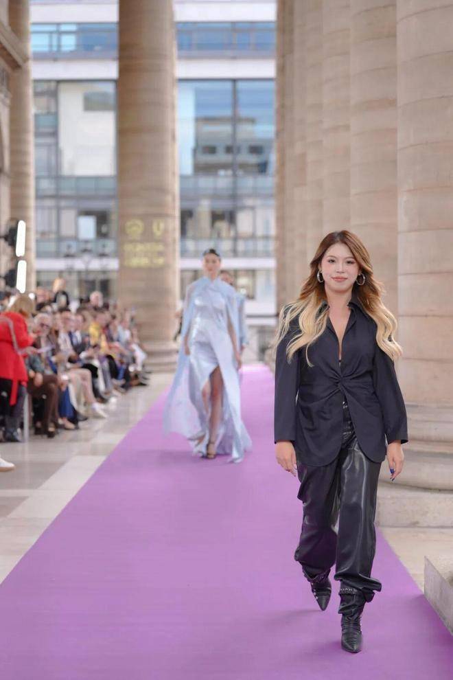 唯怡巴黎时装周:VOGUE对话陈都灵,演绎天然美的真实瞬间(图19) 唯怡巴黎时装周:VOGUE对话陈都灵,演绎天然美的真实瞬间(图19)