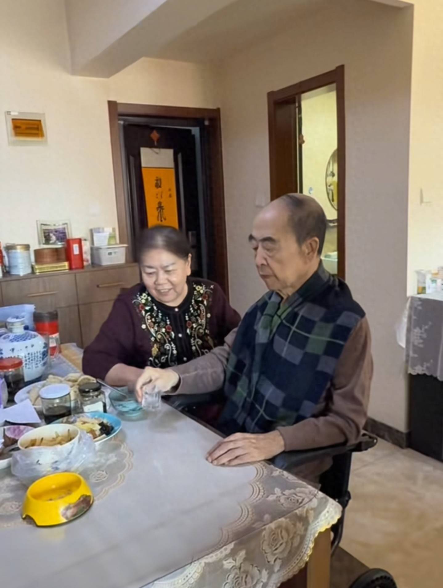 王佩元近照曝光，身形消瘦需拄拐！老观众感慨：当年捧哏也老了(图22)