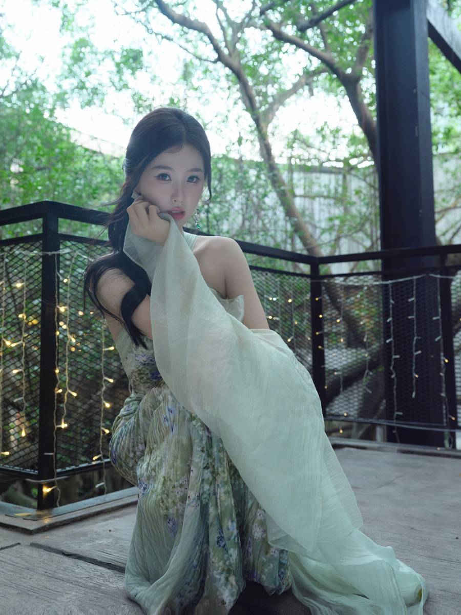 虞书欣一袭绿裙清新淡雅 新中式发型清冷感十足