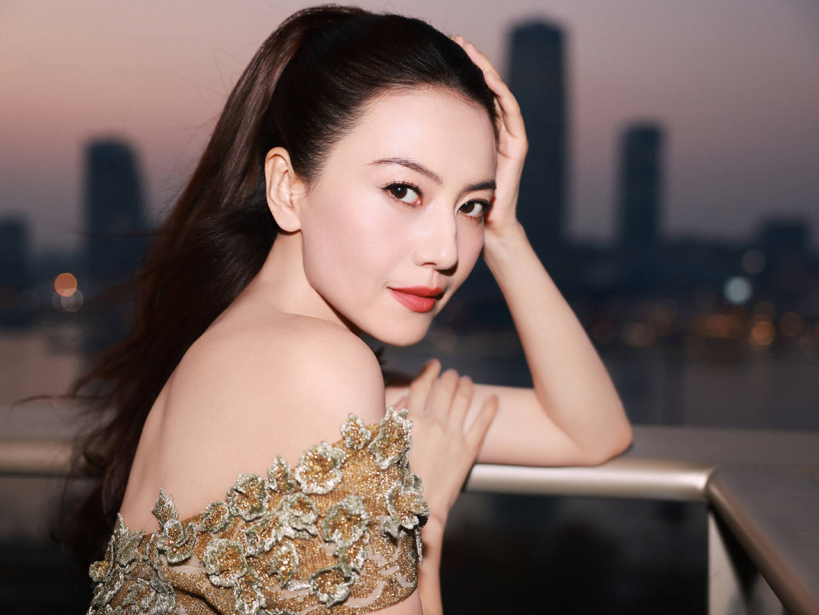 岁月不败美人 高圆圆穿金色深V礼裙美艳性感超吸睛