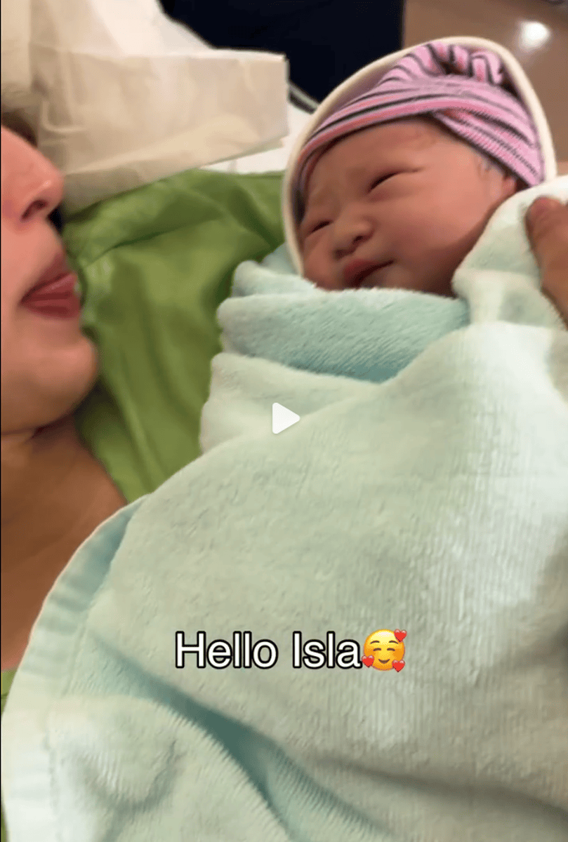 方力申甜蜜官宣爱女降临 一家三口合照超有爱