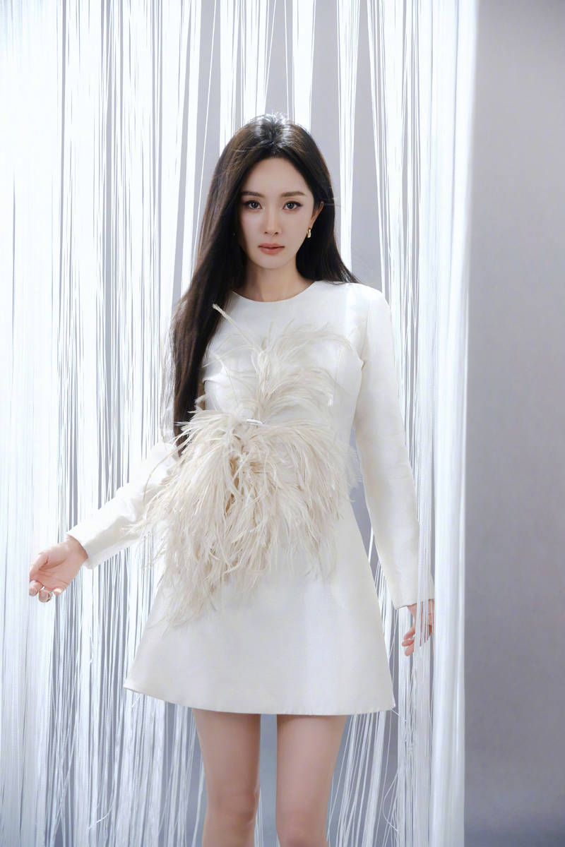 杨幂穿白羽毛短裙清纯动人 长发飘逸灵动美貌养眼