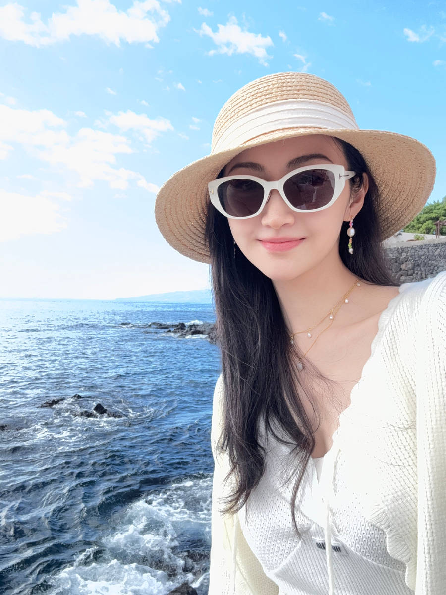 景甜晒海边好意思照好养眼！穿白色吊带裙气质簇新靓丽