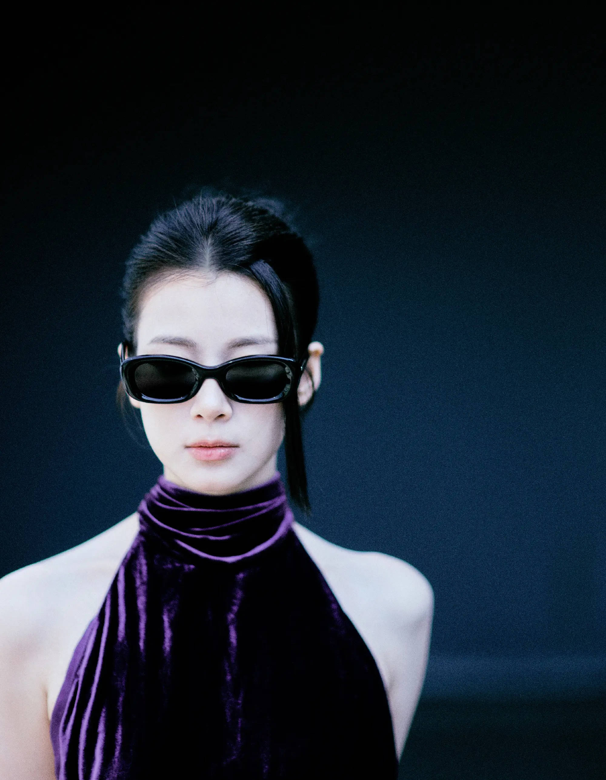 赵昭仪穿紫丝绒裙神态冷峻 侧身回眸气场酷飒神秘