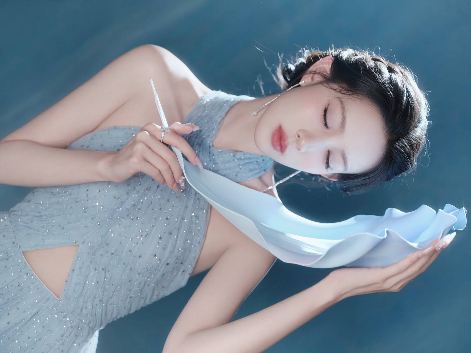 孟子义穿浅蓝星光裙出席行径 爽朗优雅尽显仙韵