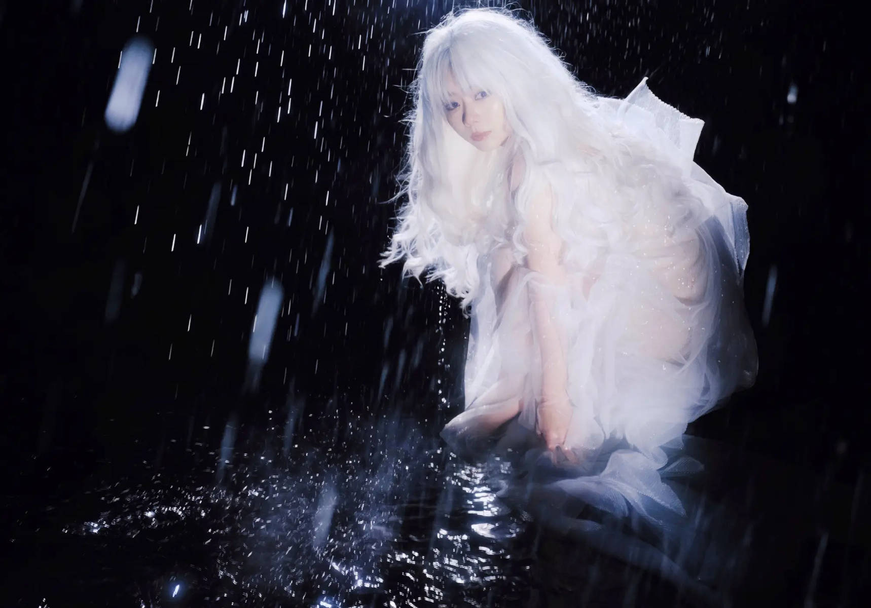 谭松韵白裙鹤发清凉又优雅 垂眸深念念宛如神女莅临