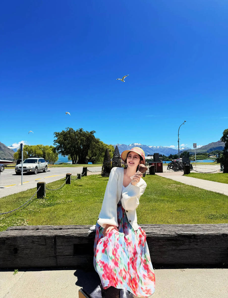 唐艺昕薰衣草花海赋闲散步！洞开灿烂笑颜热诚大好