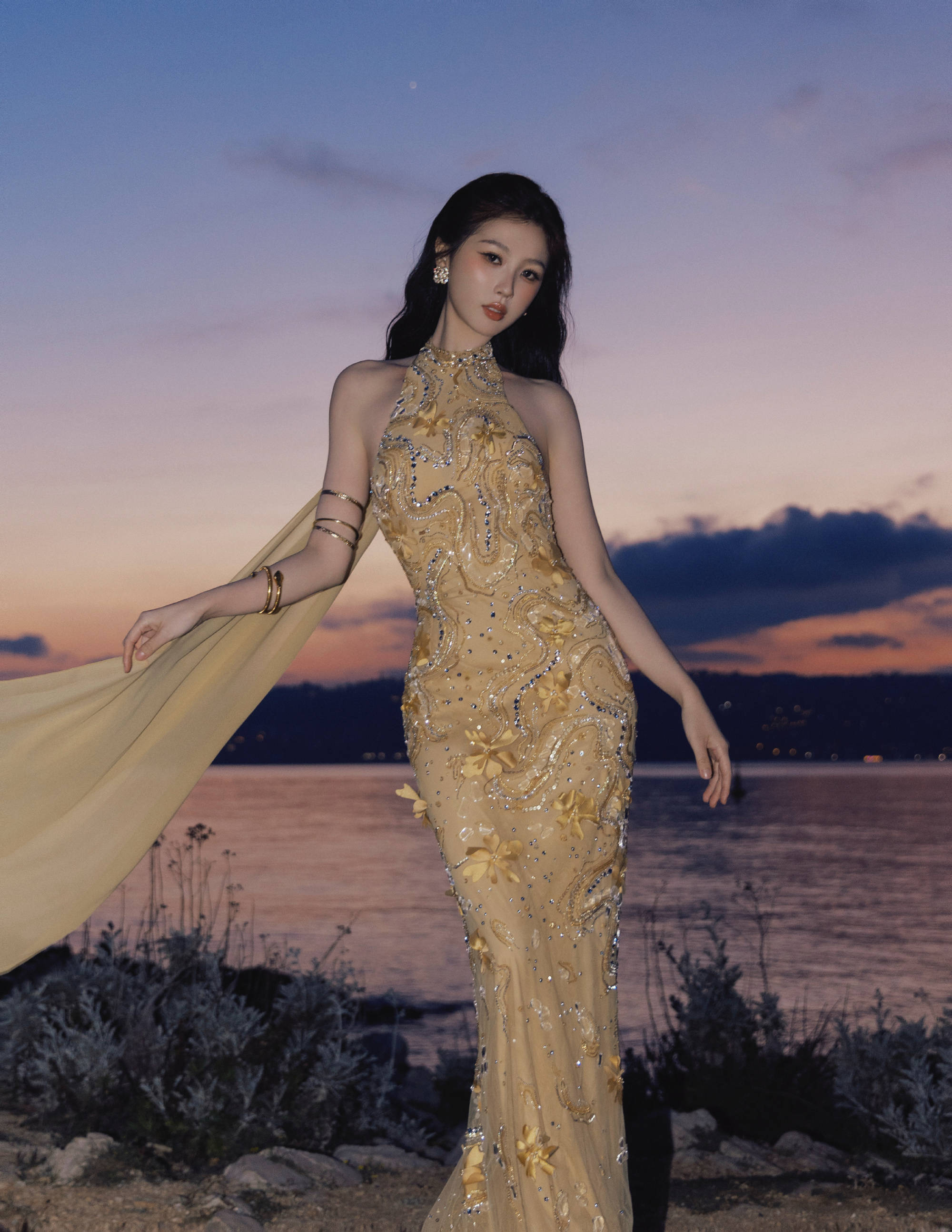 虞书欣穿鎏金长裙海边回眸 性感优雅好似神女莅临