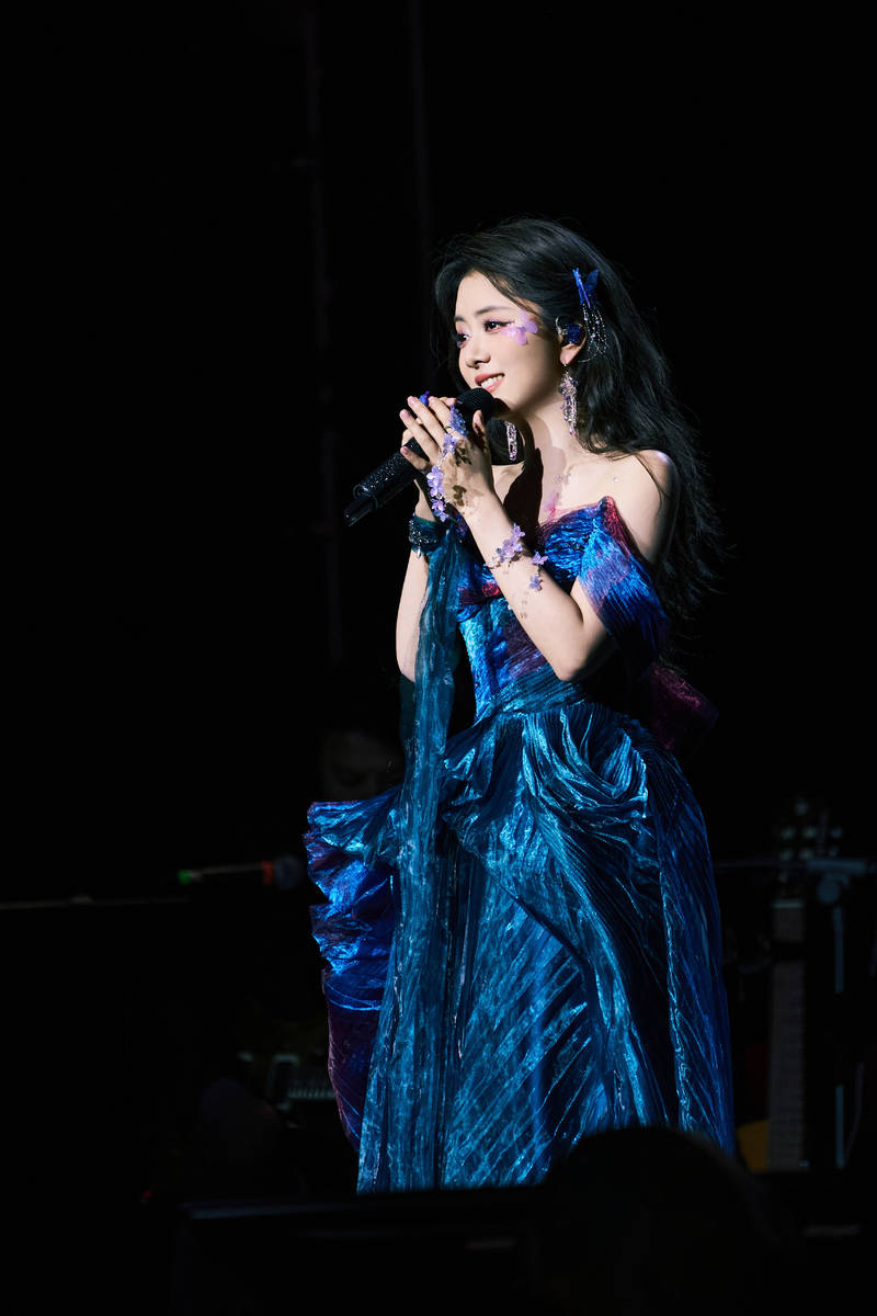 谭松韵蓝紫抹胸裙唯美动人 宛若幻蝶仙女魅力十足