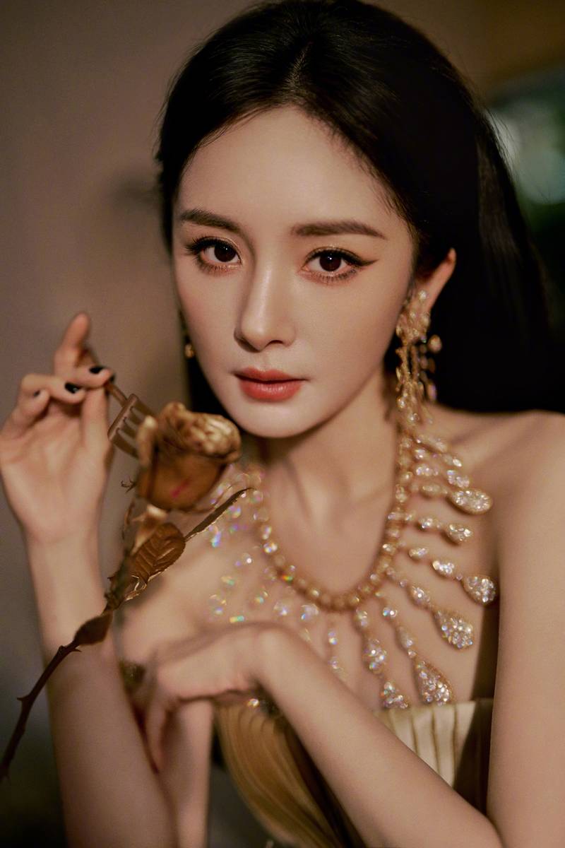 杨幂穿鎏金抹胸裙 宛若盛开的金色曼陀罗魅力十足