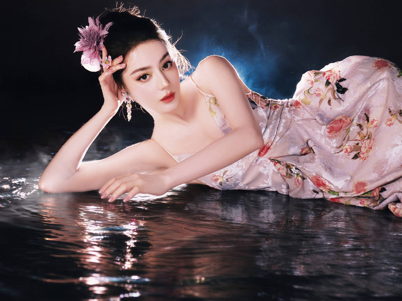 迪丽热巴化身性感花仙子 穿吊带裙勾勒曼妙身姿