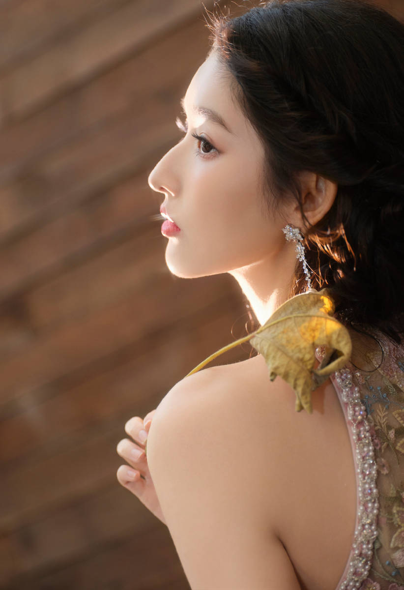 王玉雯珍珠绣花挂脖裙仙气飘飘 托腮甜笑娇俏优雅