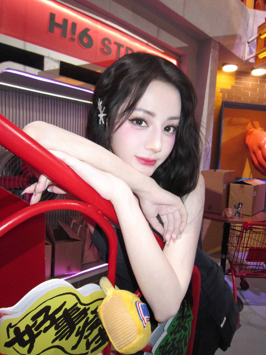 迪丽热巴穿吊带裙身材窈窕 对镜甜笑又纯又欲