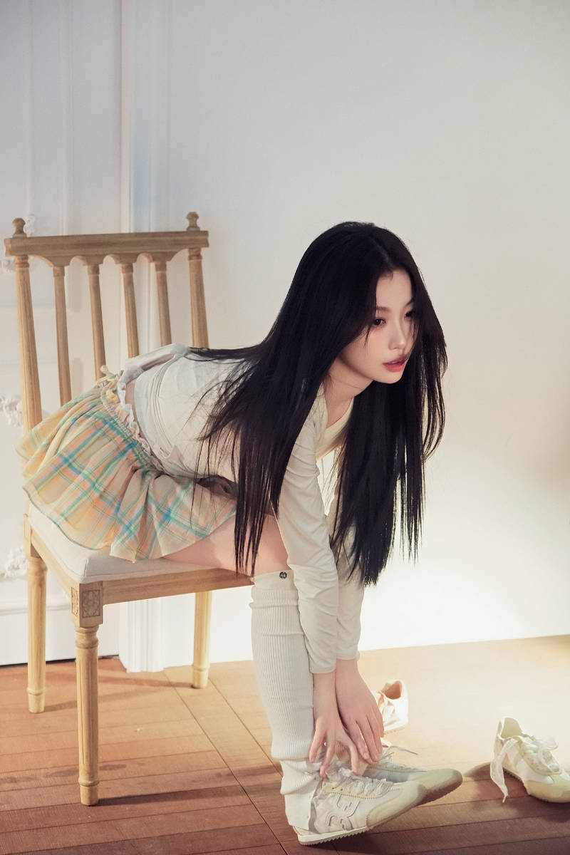 虞书欣穿格纹短裙散发纯欲诱惑 黑发披肩娇憨动人