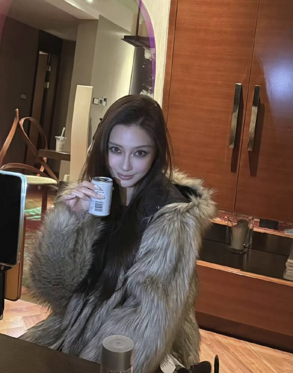 杨颖穿修身短袖腰身纤细 和网红聚会颜值亮眼出众