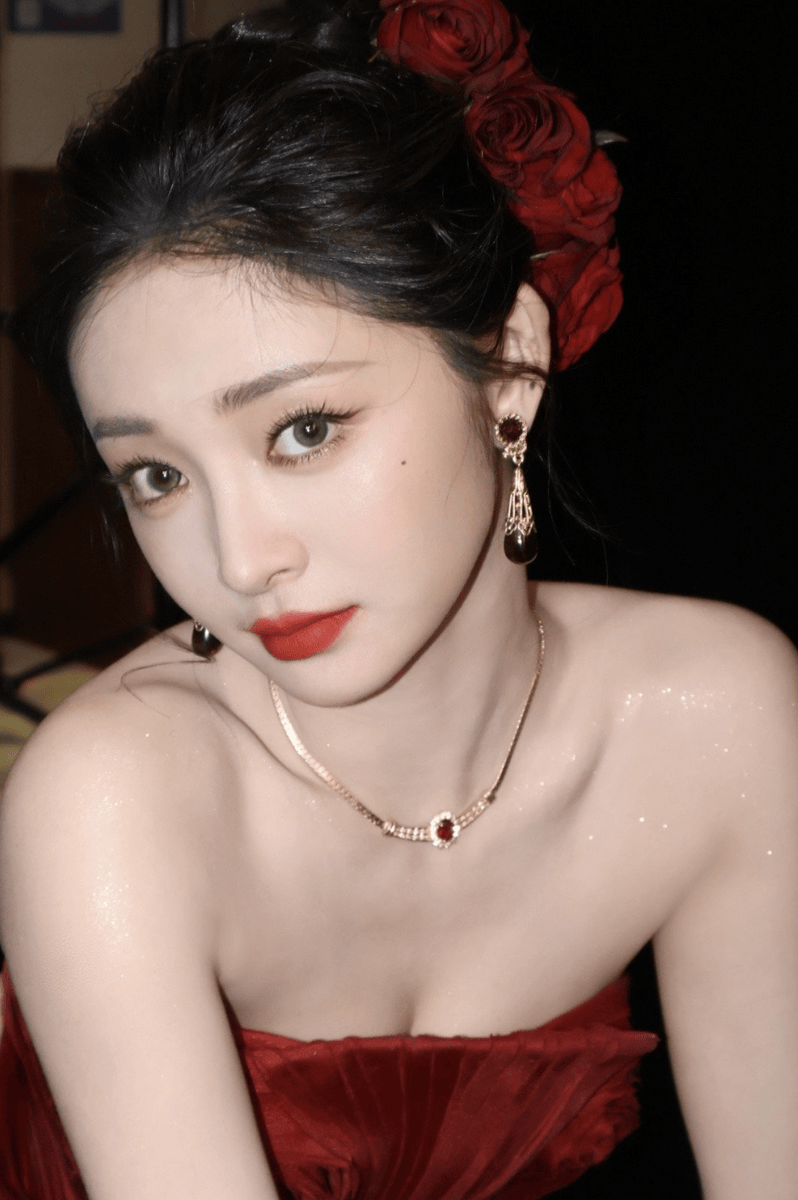 周洁琼一袭红裙气质柔媚 红玫瑰点缀画面神态娇俏
