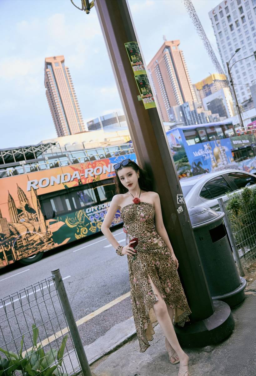 王鹤润穿豹纹抹胸长裙漫步街头 热辣明艳身材抢眼