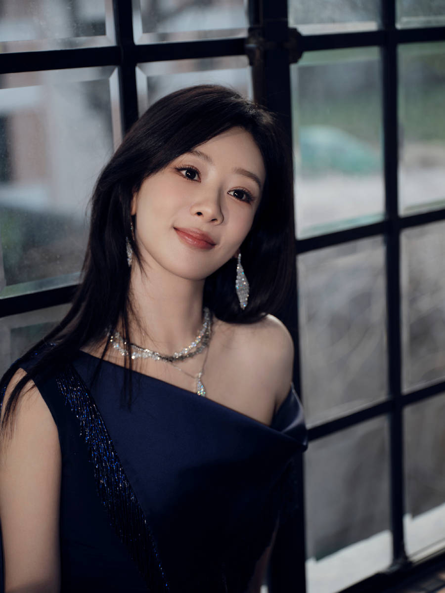 杨紫穿露肩长裙身姿曼妙 窗畔浅笑探头氛围感满满