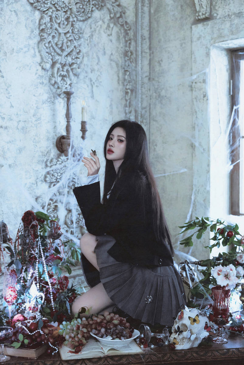 鞠婧祎化身暗黑学院风阴郁少女！眼神犀利气场全开