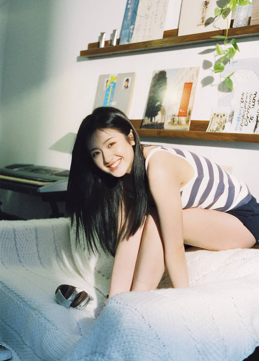李兰迪穿条纹背心身材窈窕 回眸甜笑化身元气少女