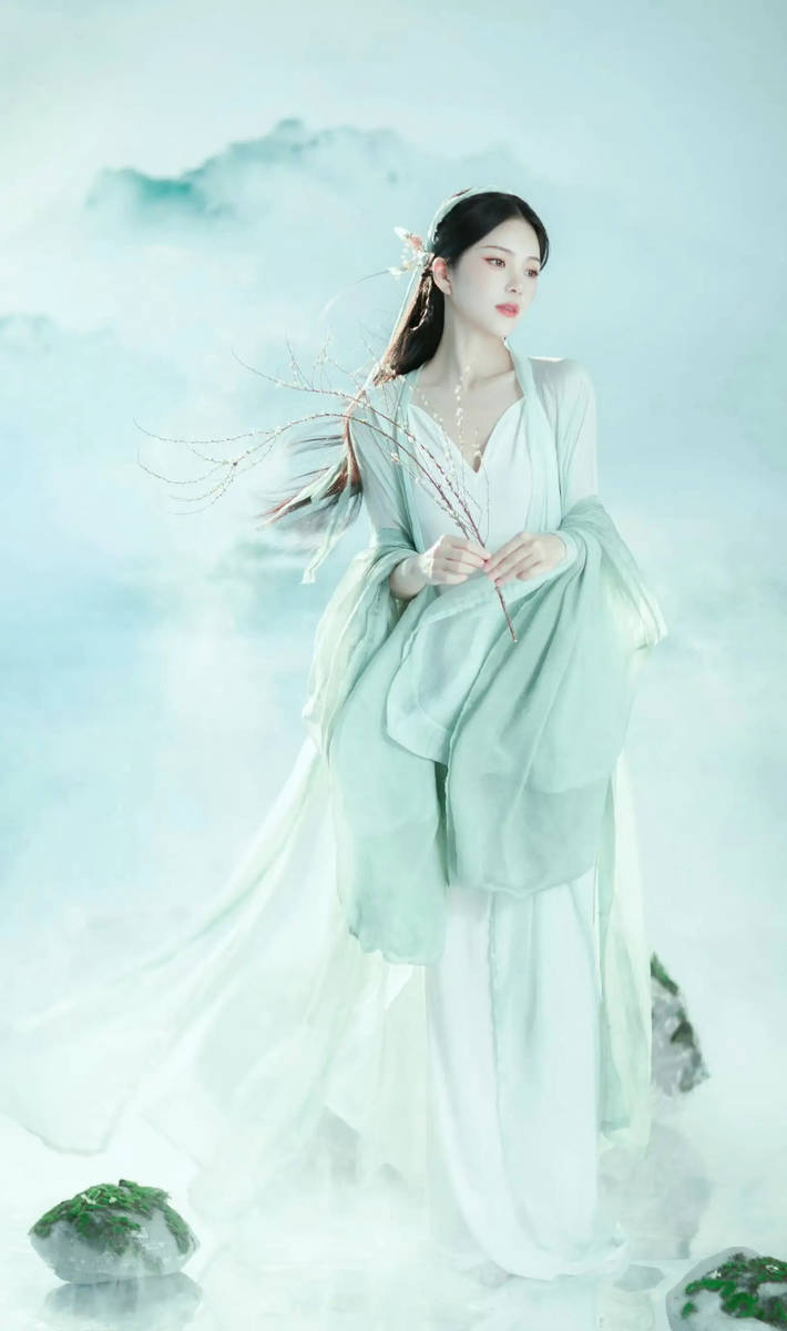 王灿挑战古装造型端庄大气 手拿白色花朵明媚动人