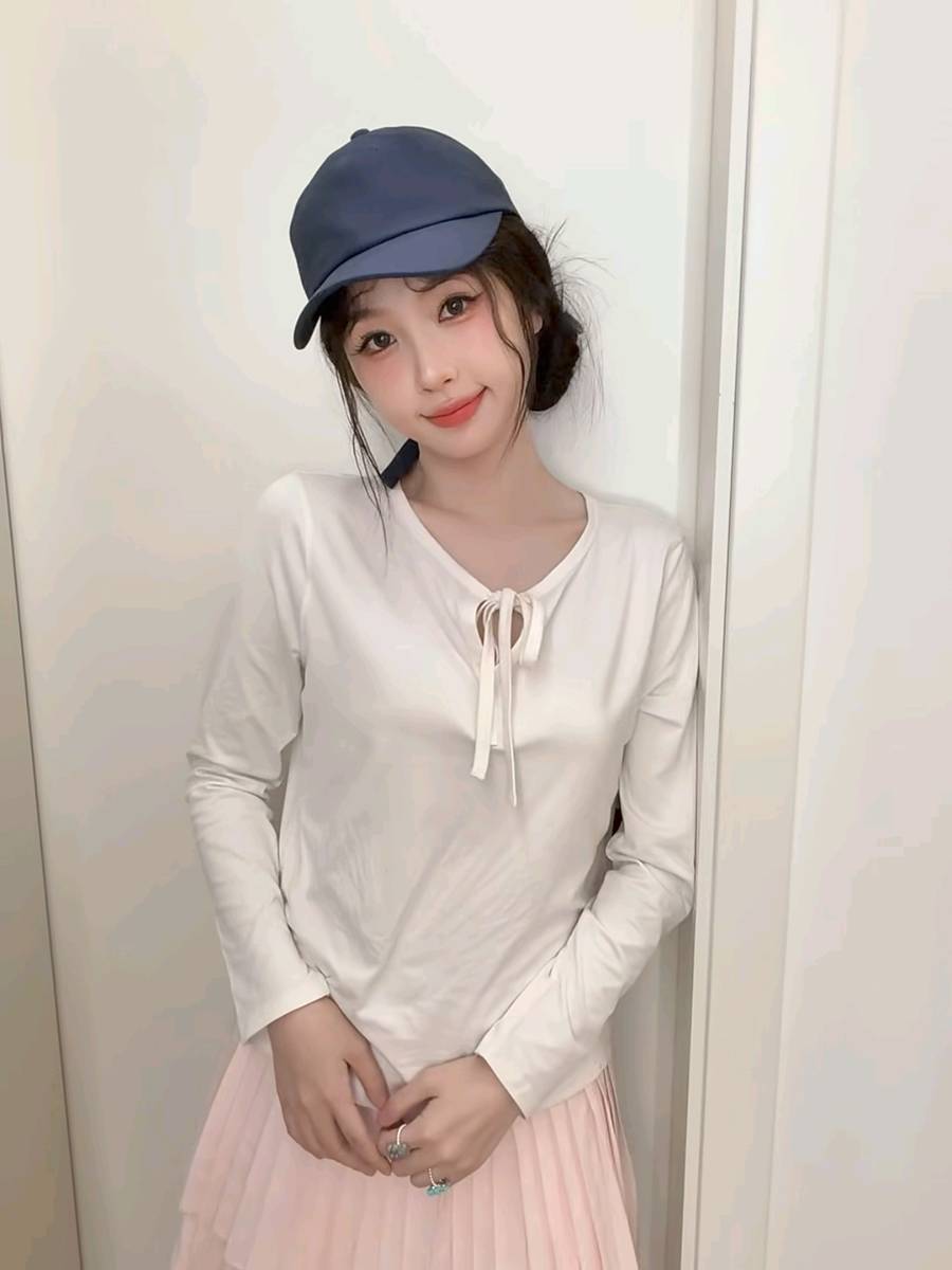虞书欣穿白上衣配粉色百褶裙 甜美运动风元气可爱