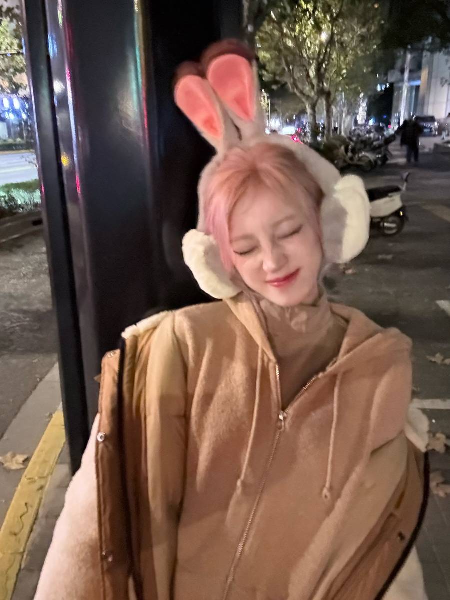 宋雨琦浅棕系穿搭慵懒舒适 兔耳造型尽显灵动娇憨