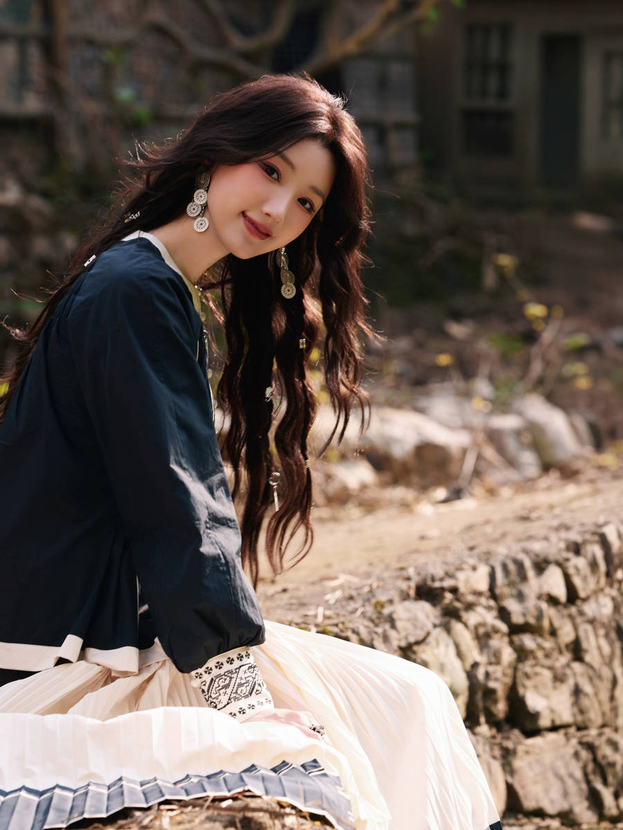 毛晓彤穿民族风服饰阳光下微笑 长发飞扬浪漫自由