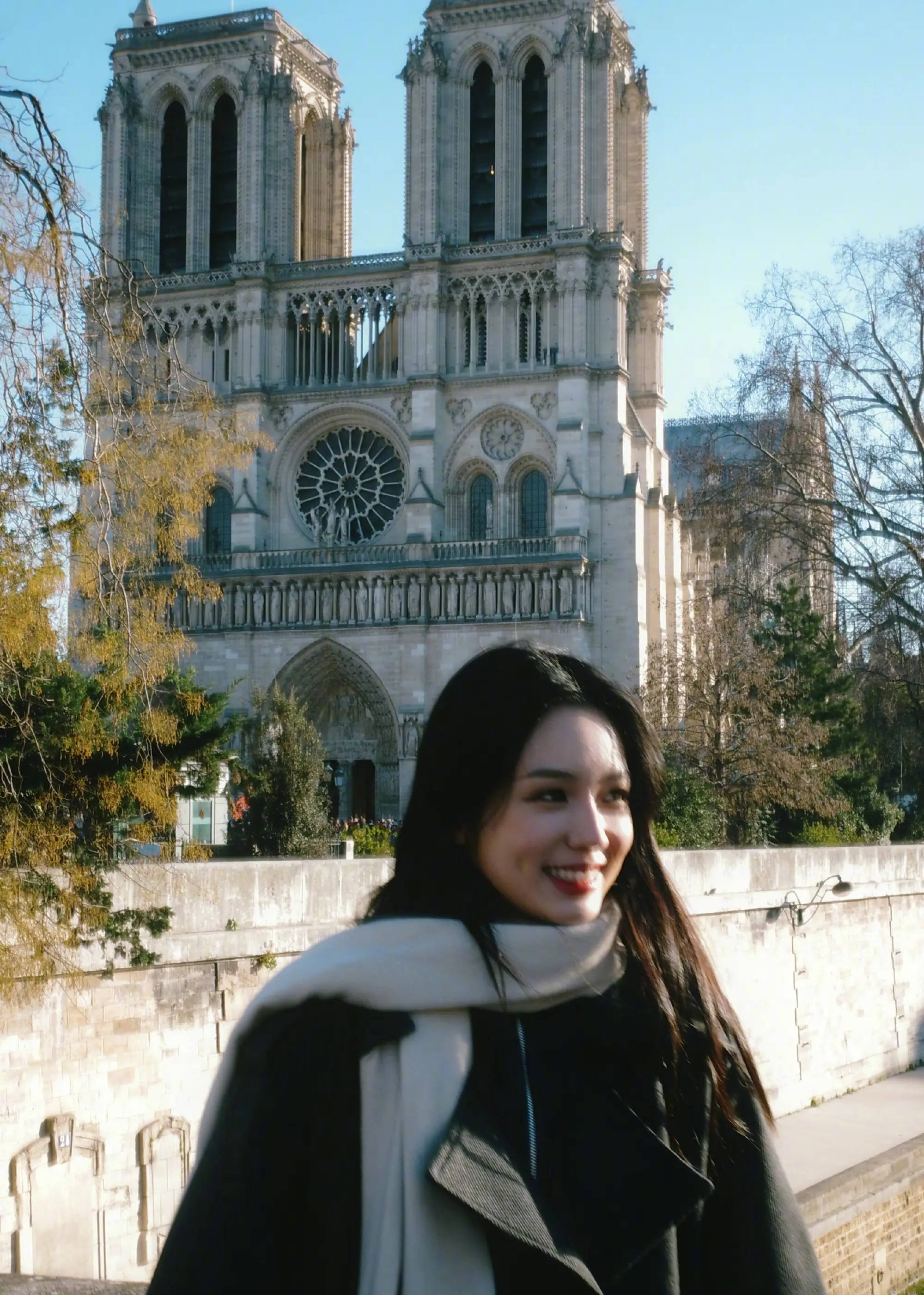 周也晒法国旅行好意思照好可儿 戴贝雷帽师法电影海报