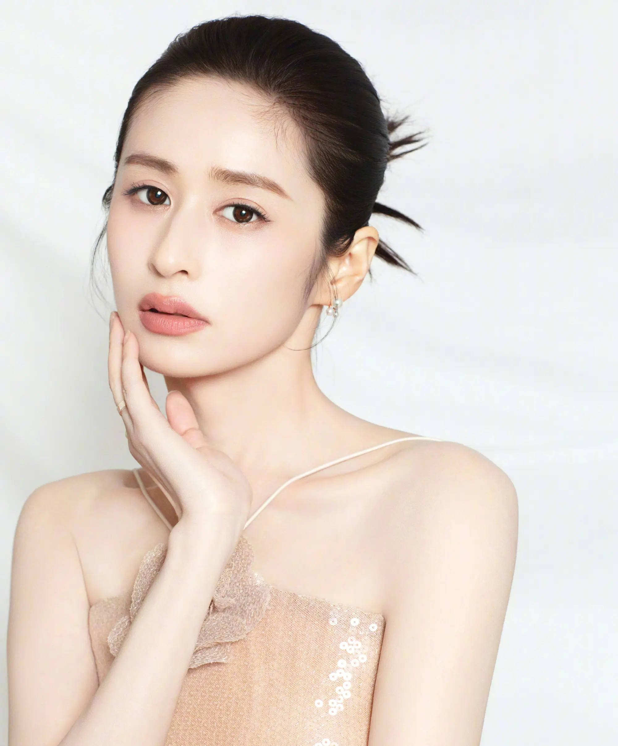 颖儿穿裸色吊带裙身材险阻有致 侧脸含笑明媚优雅