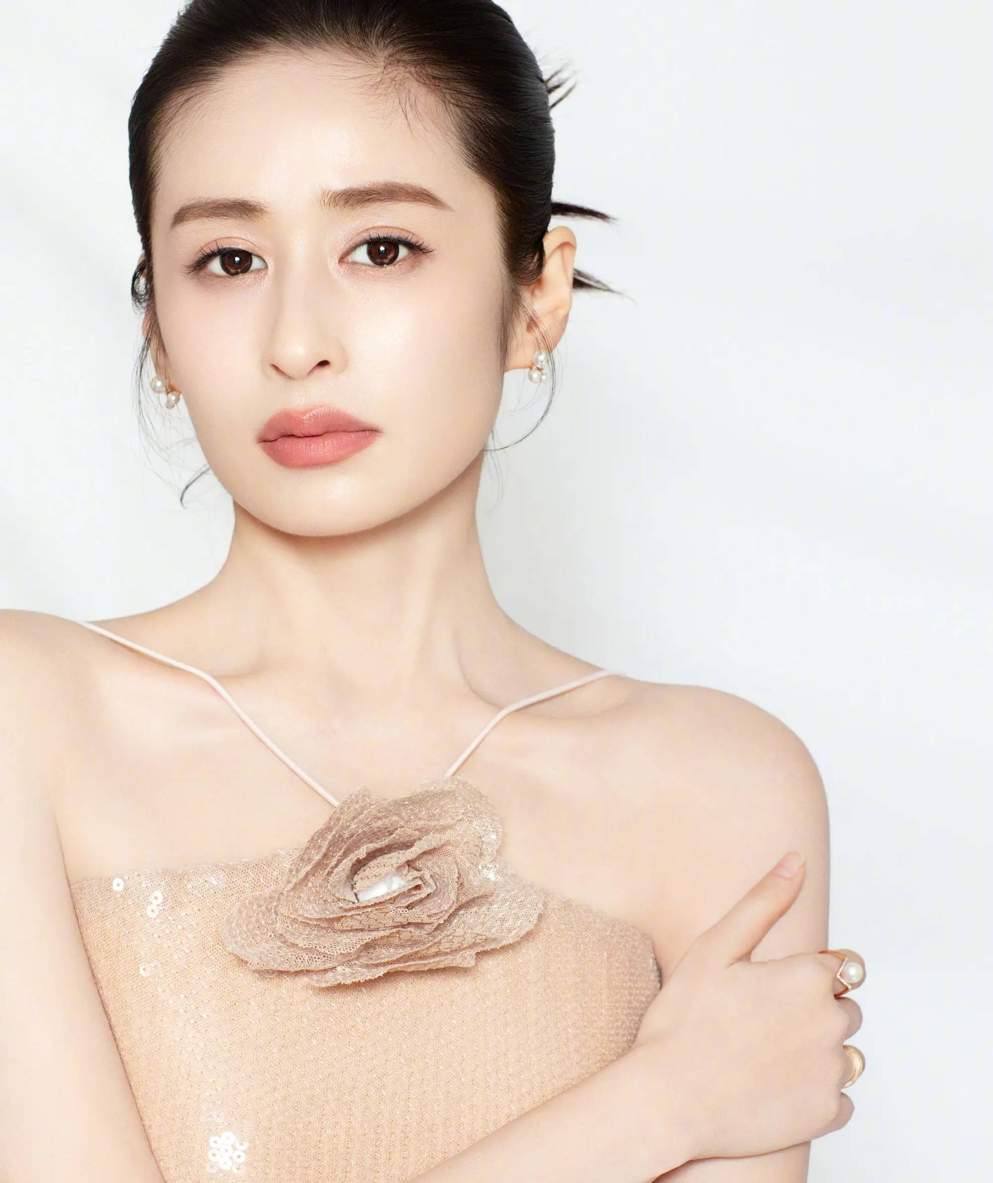 颖儿穿裸色吊带裙身材险阻有致 侧脸含笑明媚优雅