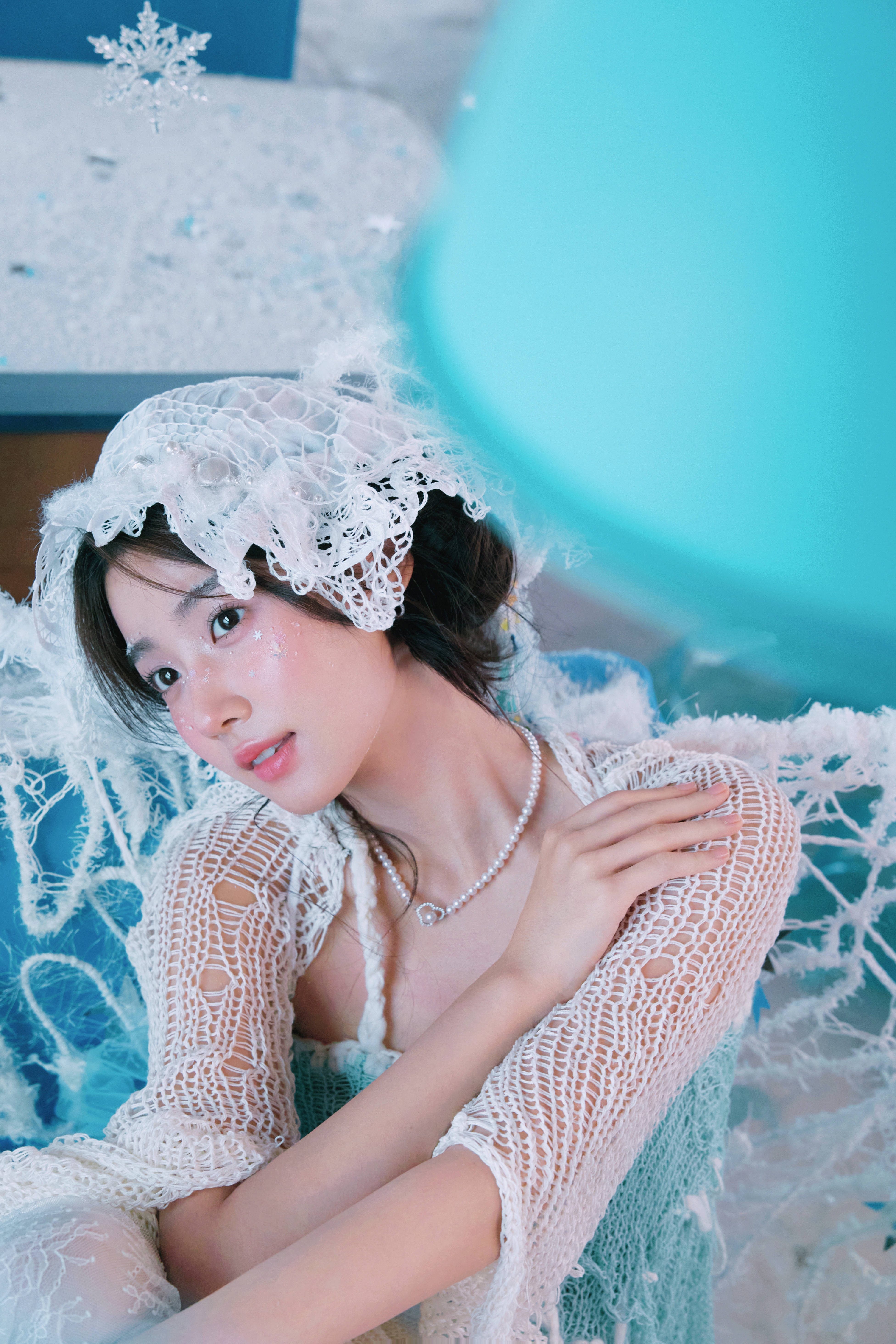 卢昱晓化身冰雪公主抽象秀气 垂眸千里念念显虚幻氛围