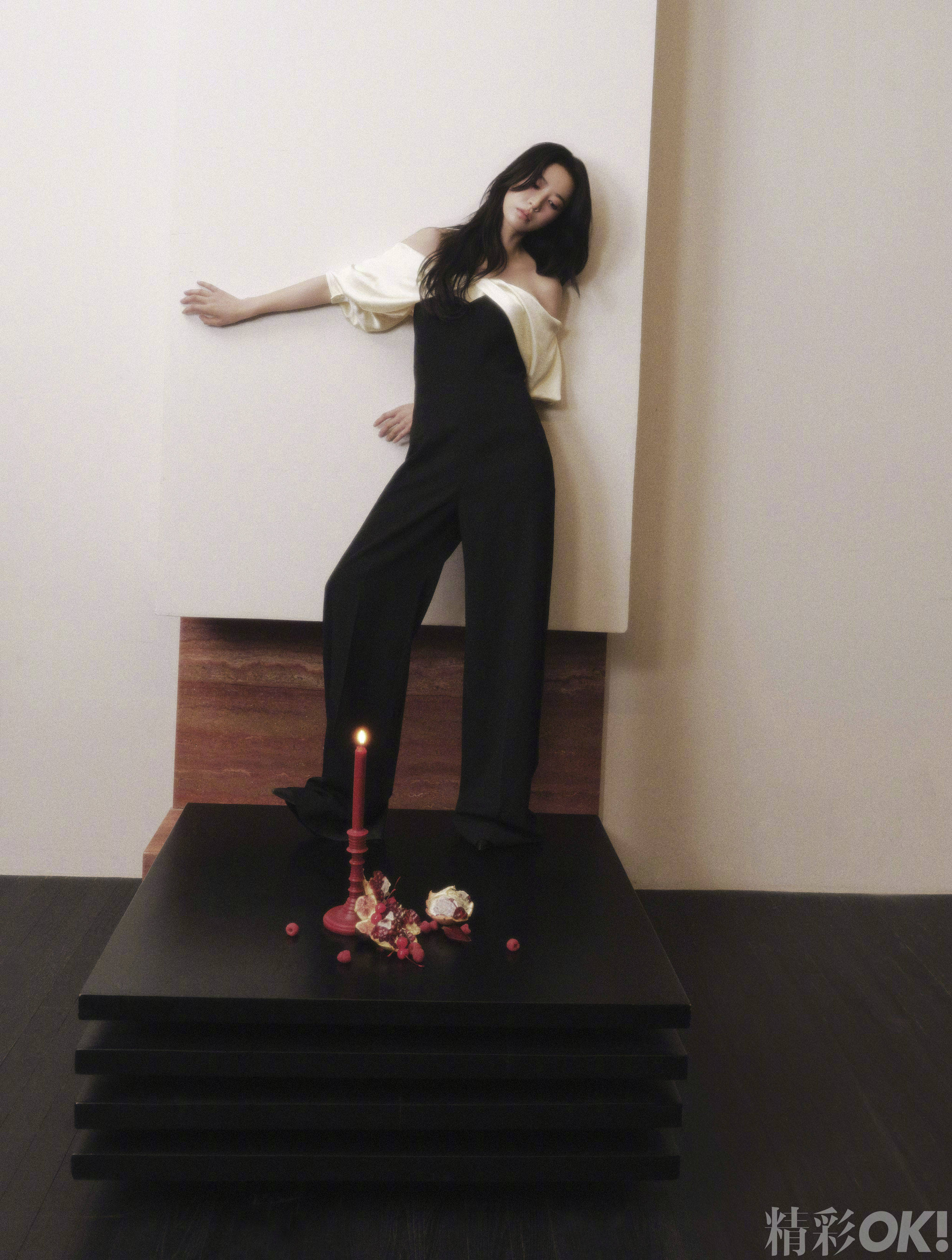 周雨彤穿白裙躯壳窈窱 丝袜勾画纤细好意思腿