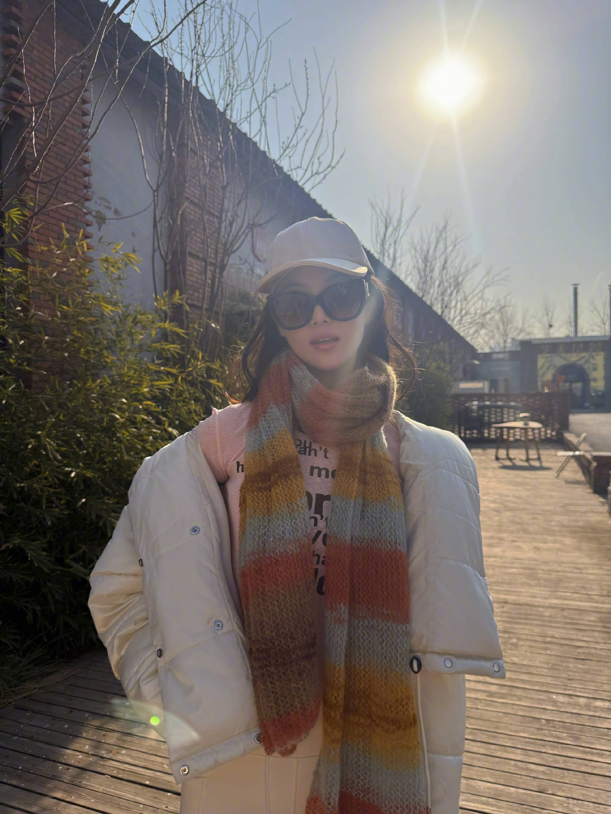 张馨予系上姆妈亲手织的领巾拍照！笑颜满面好幸福