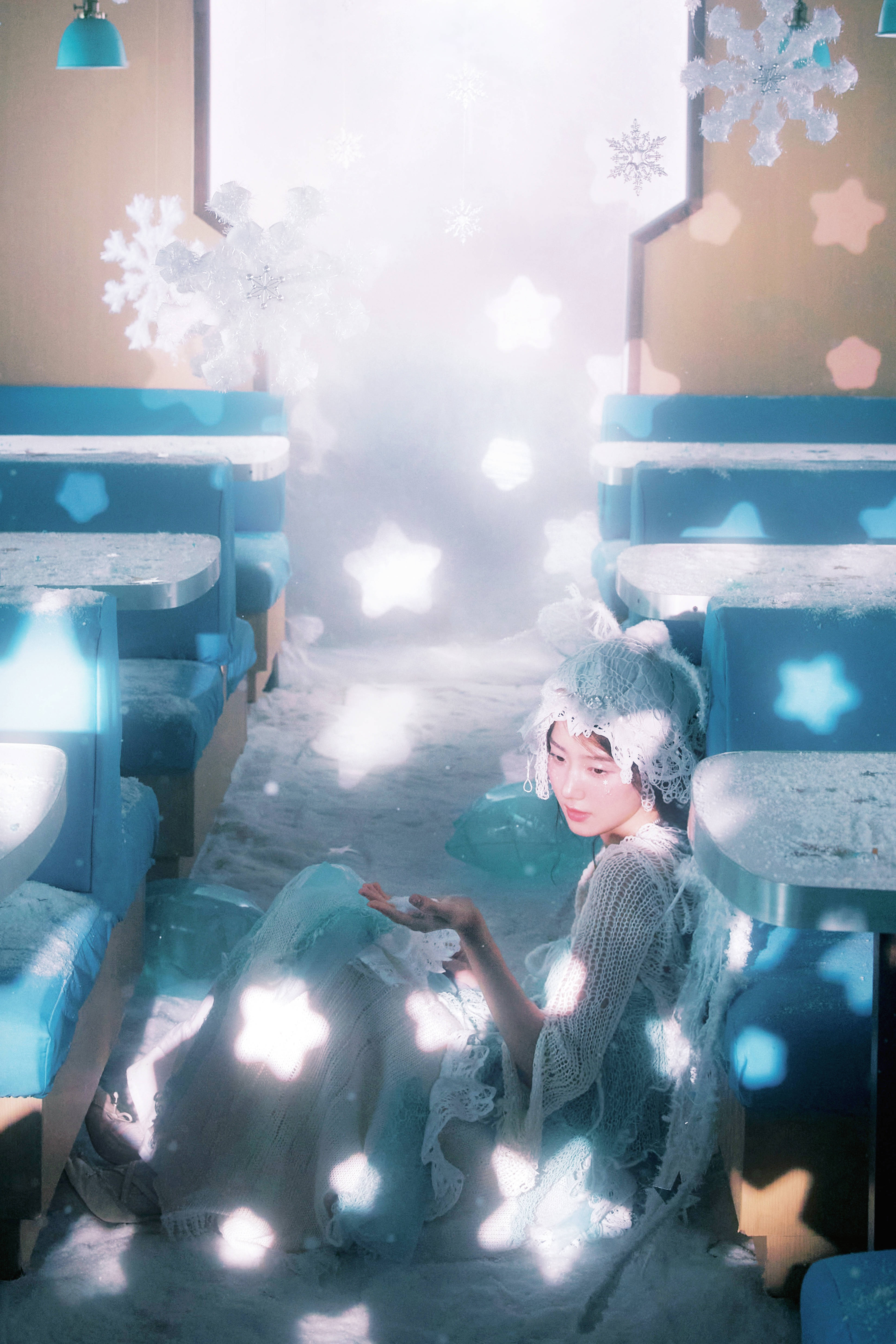 卢昱晓化身冰雪公主抽象秀气 垂眸千里念念显虚幻氛围