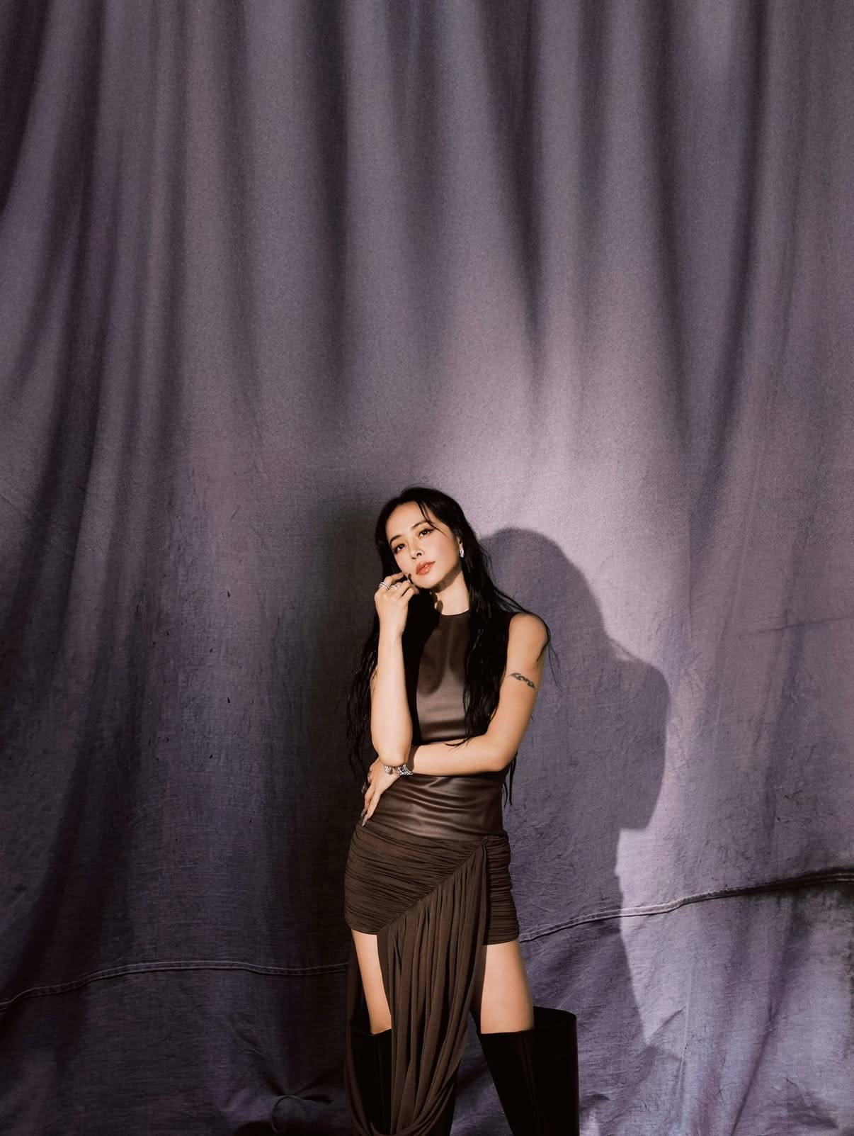 蔡依林穿紧身裙性感迷东说念主！大方秀唯妙身姿弧线吸睛