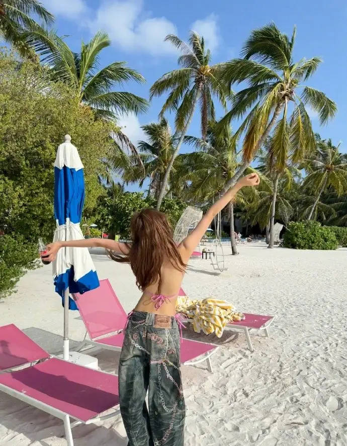 孙怡晒马尔代夫度假照 穿比基尼秀出好肉体