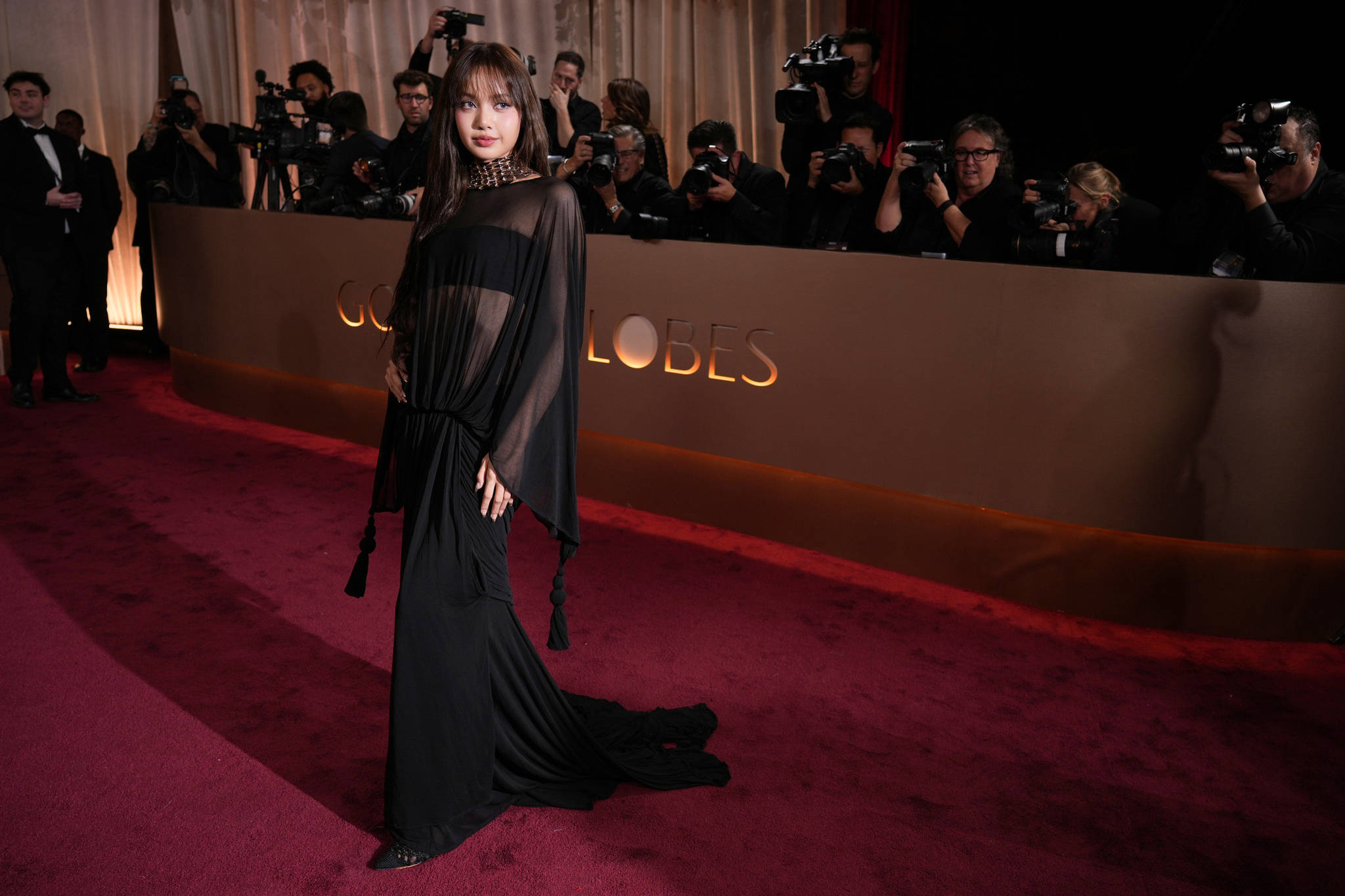 Lisa出席金球奖授奖红毯 穿零丁透视黑裙性感秀逸