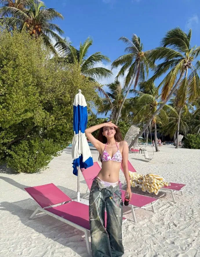 孙怡晒马尔代夫度假照 穿比基尼秀出好肉体