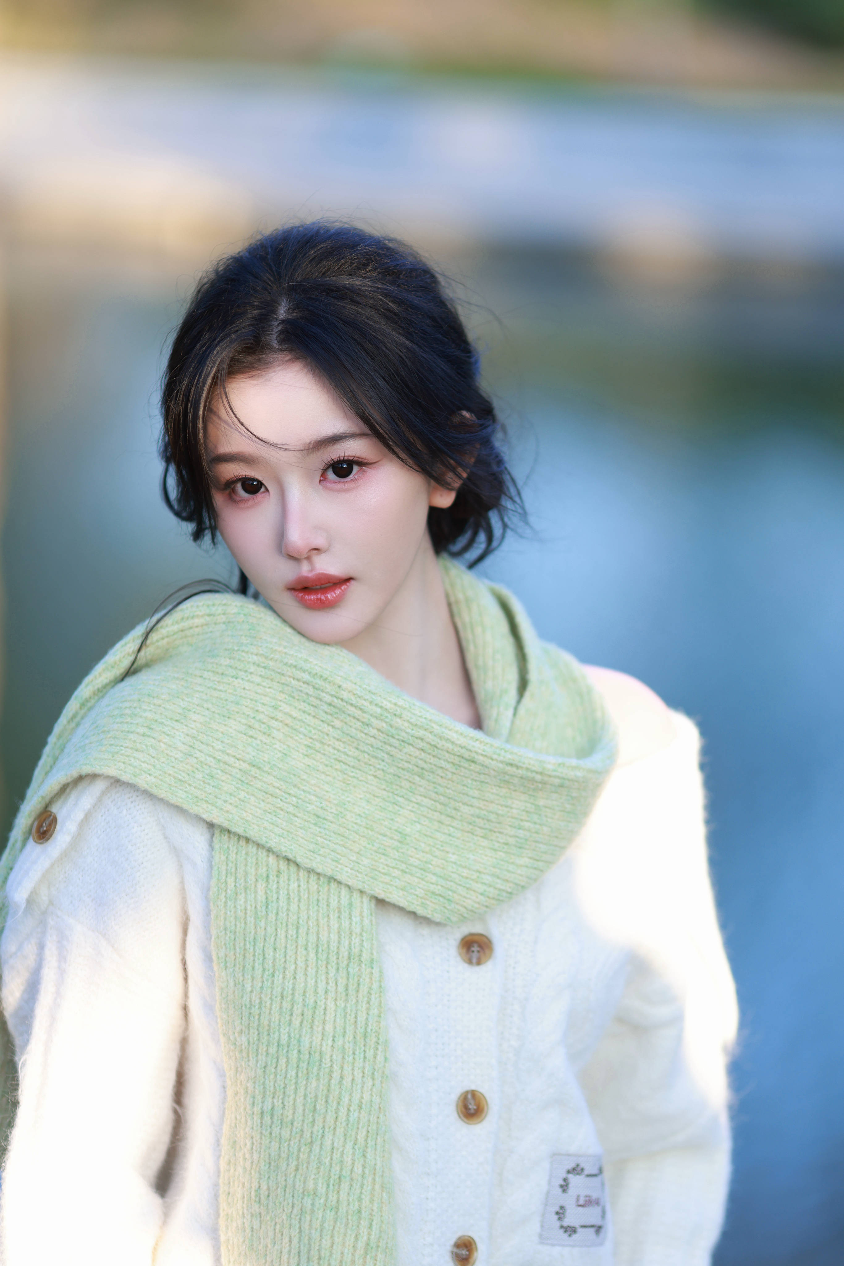 孔雪儿穿白毛衣视力清凉忧郁 小秀香肩破灭感满满