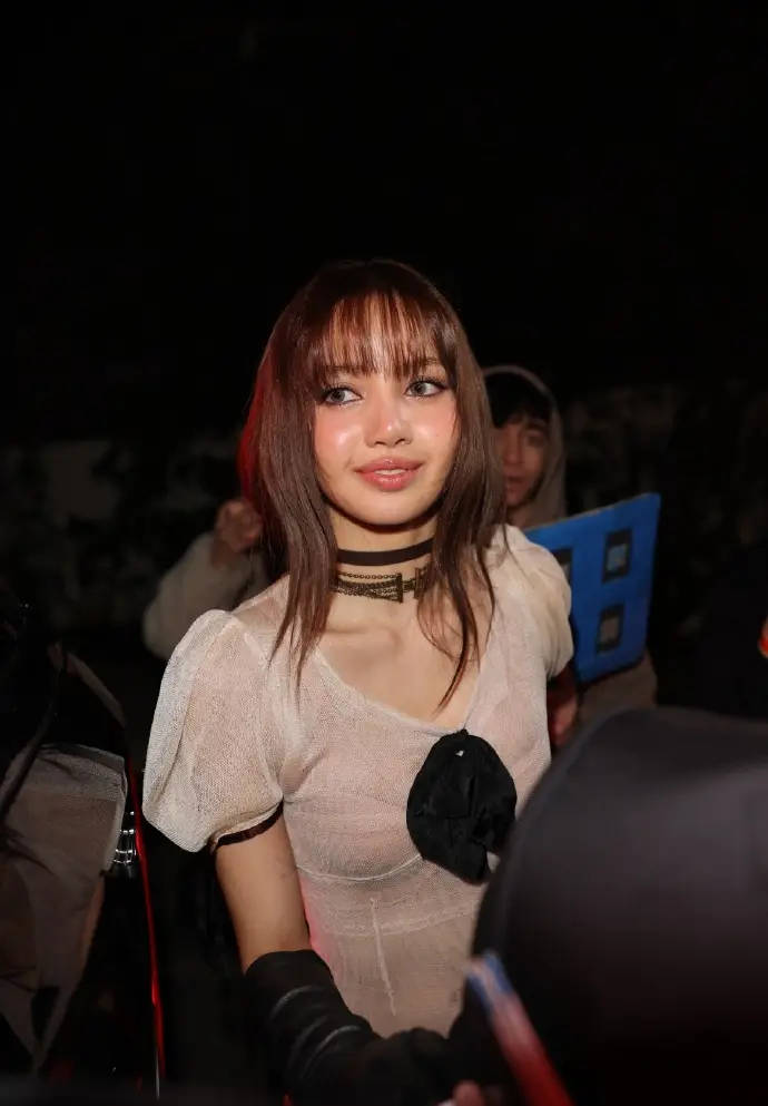 Lisa穿一袭白色透视长裙身段火辣干预派对看成