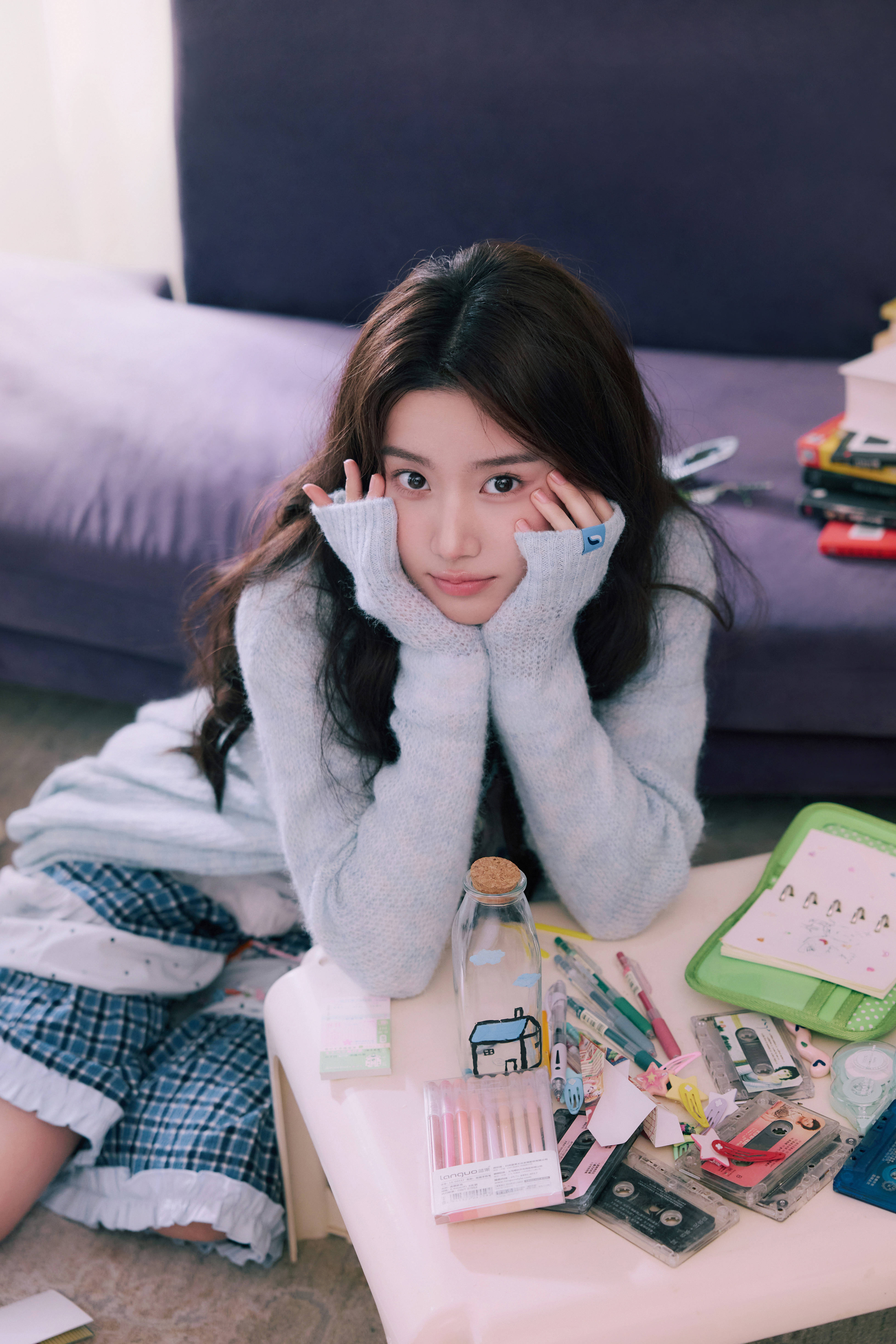 卢昱晓化身糖果青娥清纯悠闲 双手托腮灵动娇憨