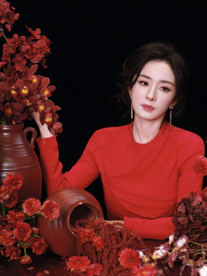 杨幂穿红裙拍摄写照 暗红丝绒强烈也慵懒