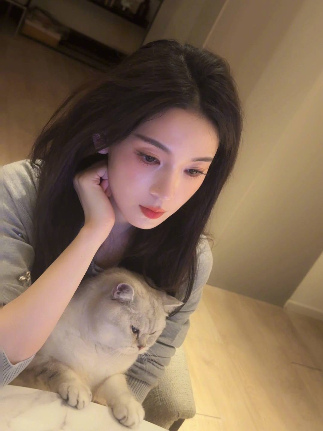 陈瑶晒居家好意思照！抱着猫咪自拍露情切笑貌可儿迷东说念主